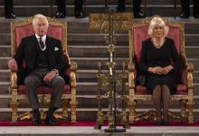 Фото - Король Карл III и королева-консорт Камилла впервые сели на трон